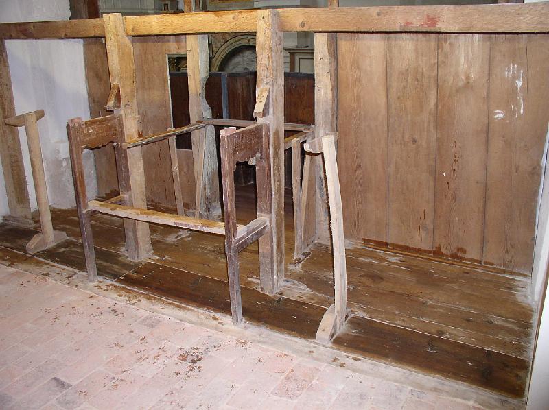 19  Pulizia del pavimento della cella a.JPG
